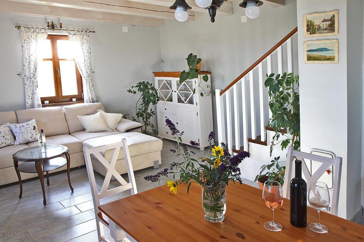 Casa Beata Villa Lesencetomaj Екстериор снимка