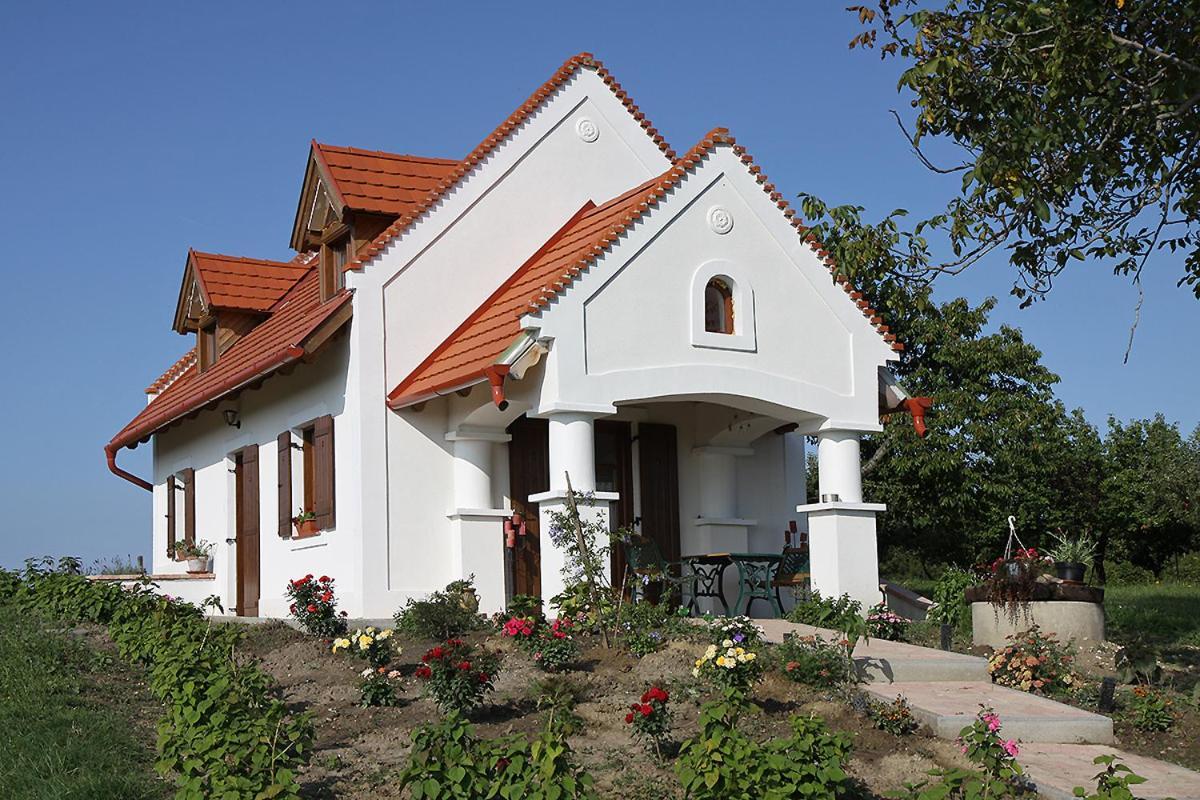 Casa Beata Villa Lesencetomaj Екстериор снимка